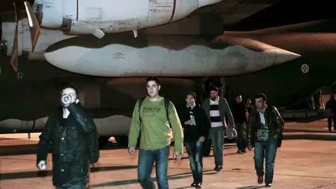 Cientos de personas están siendo evacuadas de Libia por sus respectivos gobiernos Cientos de personas están siendo evacuadas de Libia por sus respectivos gobiernos