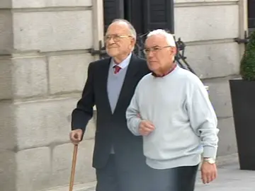 Santiago Carrillo llegando al congreso Santiago Carrillo llegando al congreso