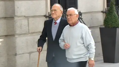 Santiago Carrillo llegando al congreso Santiago Carrillo llegando al congreso
