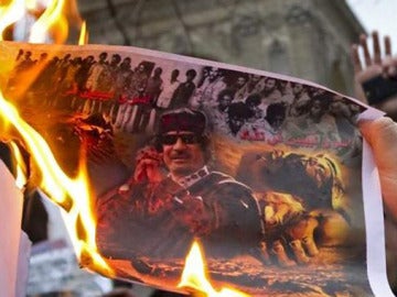 Opositores quemando una foto de Gadafi