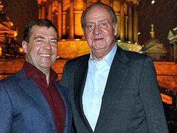 Don Juan Carlos y Medvédev en San Petersburgo