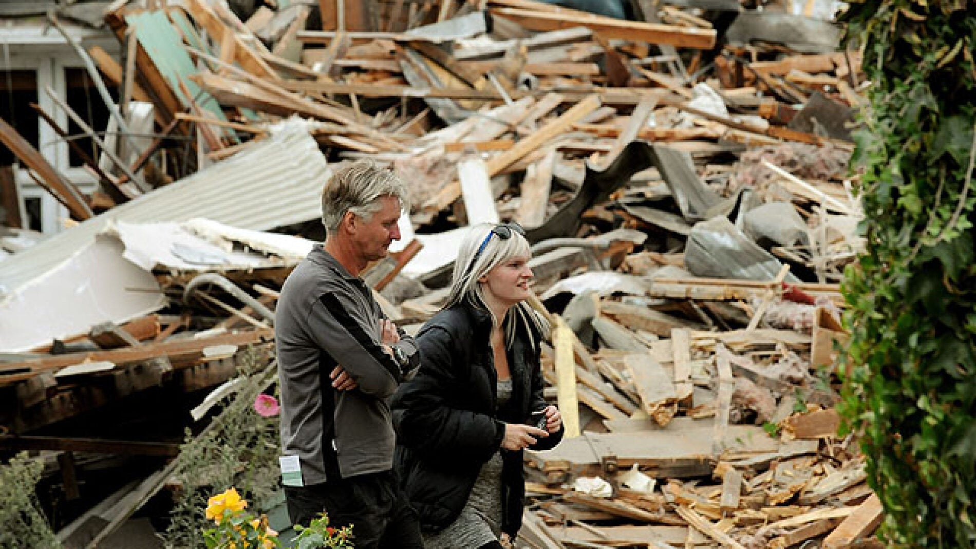 Siguen buscando v&iacute;ctimas entre los escombros