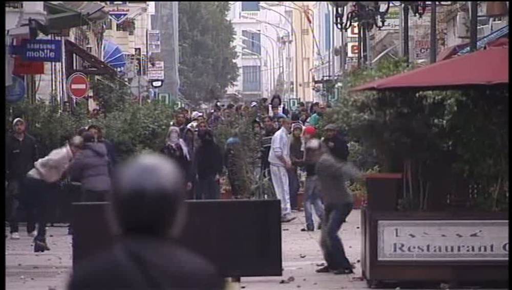Fuertes choques entre la policía y grupos de jóvenes en el centro de Túnez