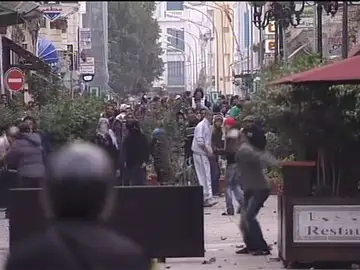 Fuertes choques entre la policía y grupos de jóvenes en el centro de Túnez Fuertes choques entre la policía y grupos de jóvenes en el centro de Túnez