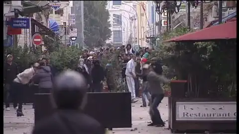 Fuertes choques entre la policía y grupos de jóvenes en el centro de Túnez Fuertes choques entre la policía y grupos de jóvenes en el centro de Túnez