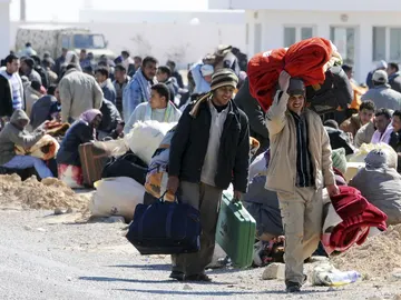 Egipcios abandonan Libia Egipcios abandonan Libia