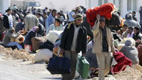Egipcios abandonan Libia Egipcios abandonan Libia