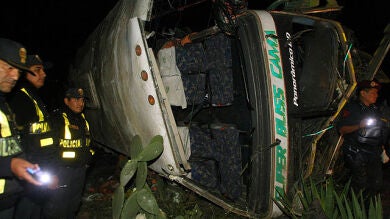Al menos 19 fallecidos al caer un autobús por un precipicio en Perú