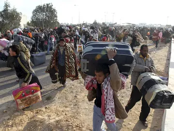Centenares de personas cruzan el paso tunecino de Ras el Jedir Centenares de personas cruzan el paso tunecino de Ras el Jedir