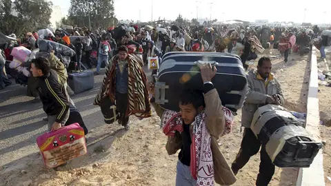 Centenares de personas cruzan el paso tunecino de Ras el Jedir Centenares de personas cruzan el paso tunecino de Ras el Jedir