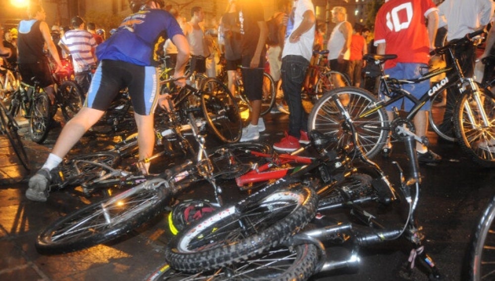 Un coche atropella a un grupo de ciclistas