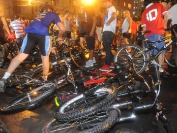 Un coche atropella a un grupo de ciclistas