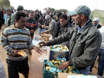 Refugiados en la frontera con Túnez Refugiados en la frontera con Túnez