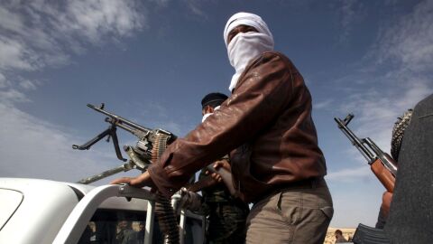 Opositores libios preparan la resistencia en la ciudad de Ajdabiya