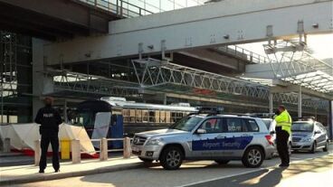 Polic&iacute;as en la Terminal 2 del aeropuerto de Fr&aacute;ncfort donde dos personas han muerto