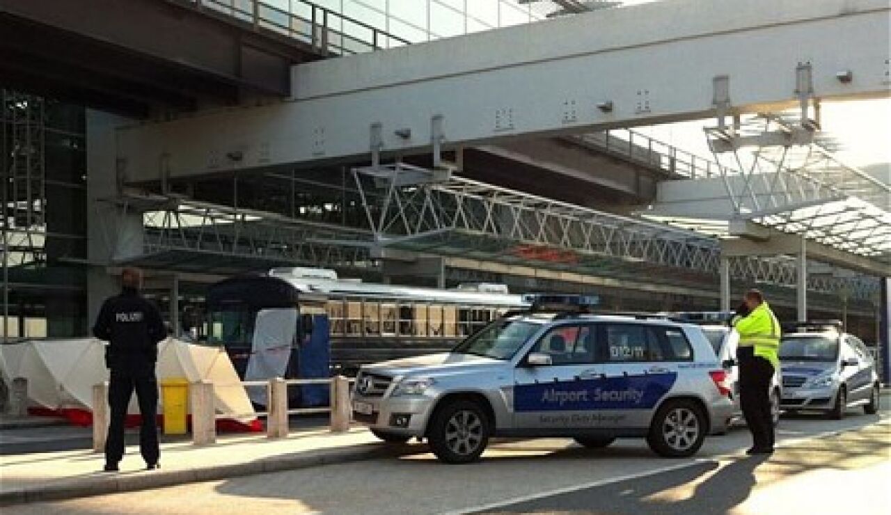 Polic&iacute;as en la Terminal 2 del aeropuerto de Fr&aacute;ncfort donde dos personas han muerto