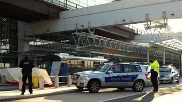 Polic&iacute;as en la Terminal 2 del aeropuerto de Fr&aacute;ncfort donde dos personas han muerto