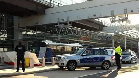 Policías en la Terminal 2 del aeropuerto de Fráncfort donde dos personas han muerto Policías en la Terminal 2 del aeropuerto de Fráncfort donde dos personas han muerto