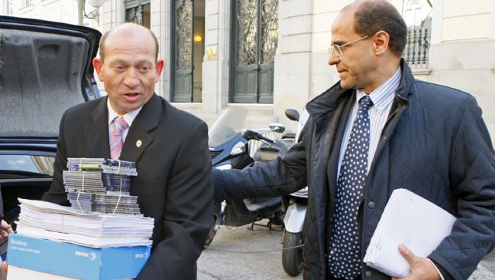El abogado general del Estado, Joaquín de Fuentes Bardají, en el momento de presentar la demanda contra Sortu