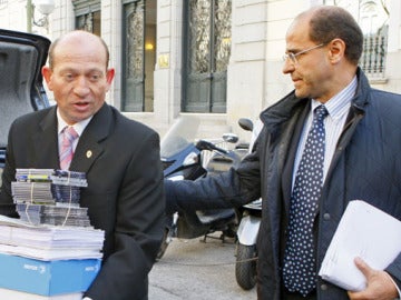 El abogado general del Estado, Joaquín de Fuentes Bardají, en el momento de presentar la demanda contra Sortu