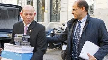 El abogado general del Estado, Joaquín de Fuentes Bardají, en el momento de presentar la demanda contra Sortu