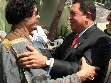 Hugo Chávez con Muamar Gadafi Hugo Chávez con Muamar Gadafi