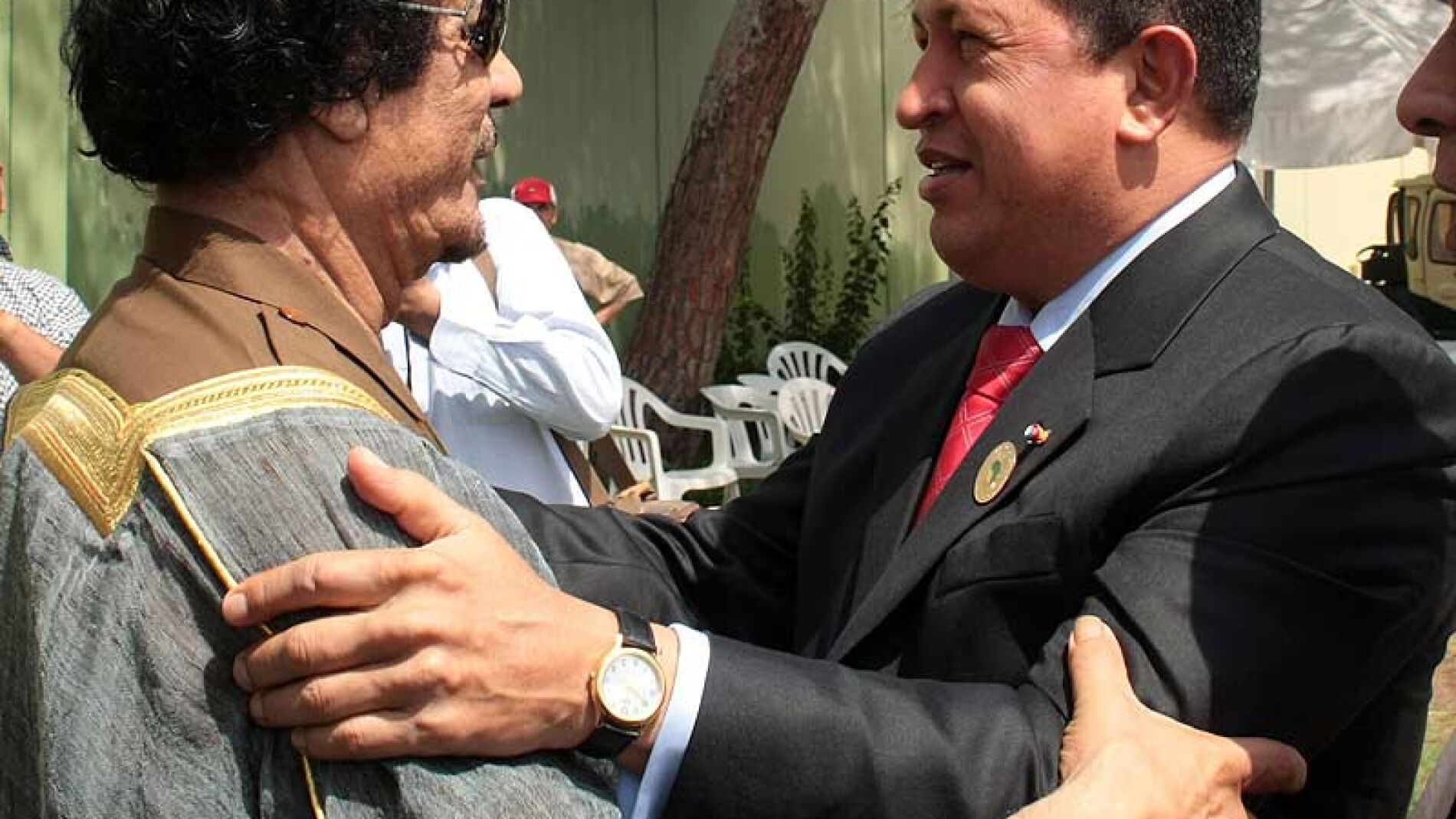 Hugo Ch&aacute;vez con Muamar Gadafi