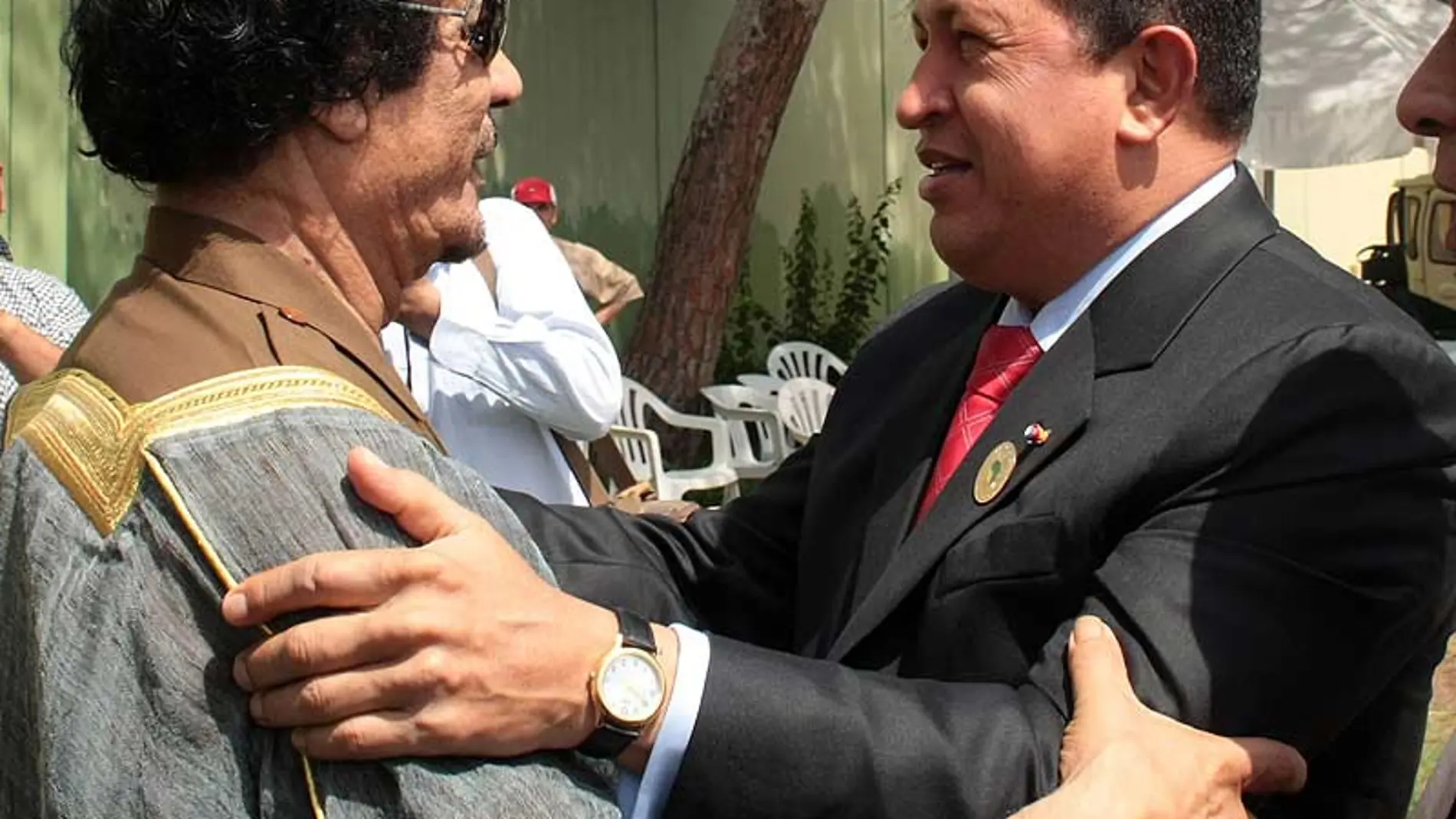 Hugo Chávez con Muamar Gadafi Hugo Chávez con Muamar Gadafi