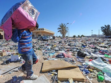 Un niño traslada las pertenencias de su familia en Libia (03-03-2011)