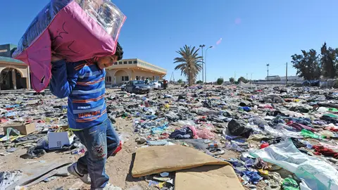 Un niño traslada las pertenencias de su familia en Libia (03-03-2011) Un niño traslada las pertenencias de su familia en Libia (03-03-2011)