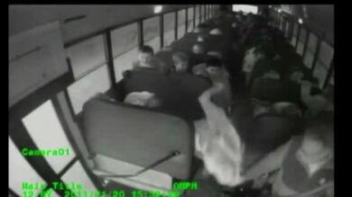 Un conductor escolar es despedido por imprudencia al volante