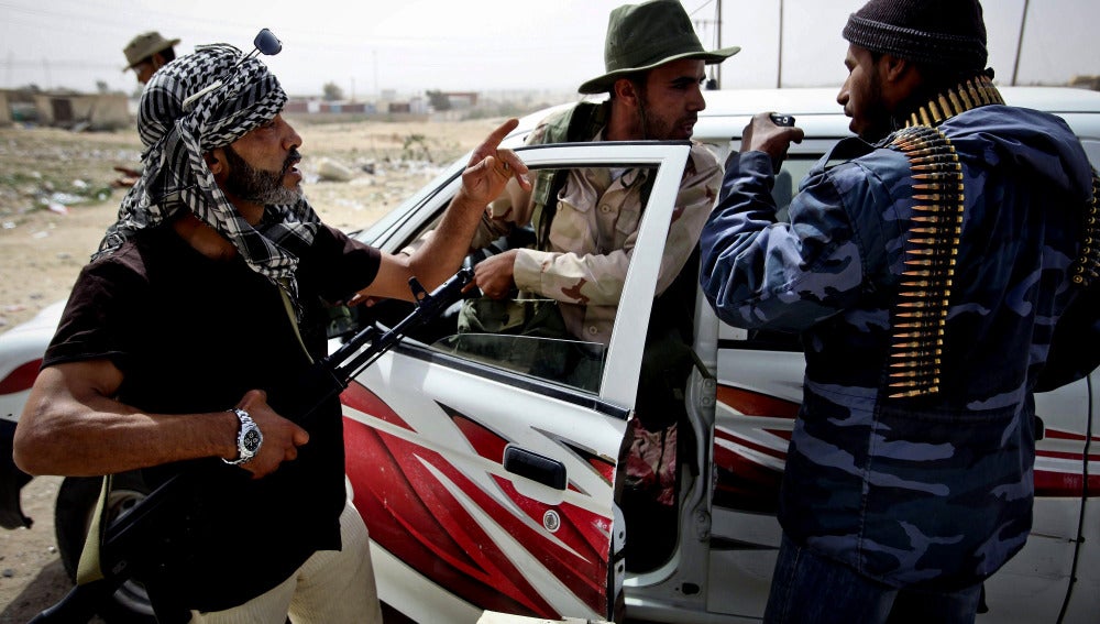 Rebeldes libios esperan órdenes