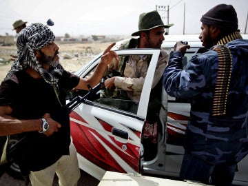 Rebeldes libios esperan órdenes