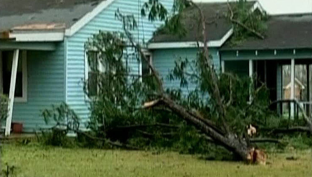 Destrozos tras el tornado