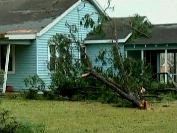 Destrozos tras el tornado