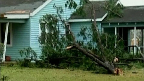 Destrozos tras el tornado