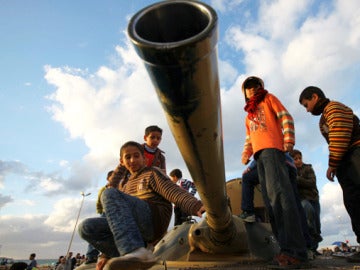 Niños con un tanque en Libia (Archivo)