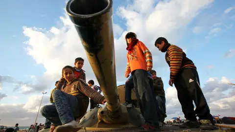 Niños con un tanque en Libia (Archivo) Niños con un tanque en Libia (Archivo)