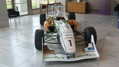 Un coche de carreras fabricado con zanahorias y patatas 