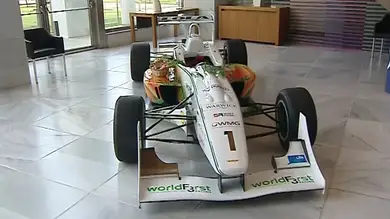Un coche de carreras fabricado con zanahorias y patatas Un coche de carreras fabricado con zanahorias y patatas