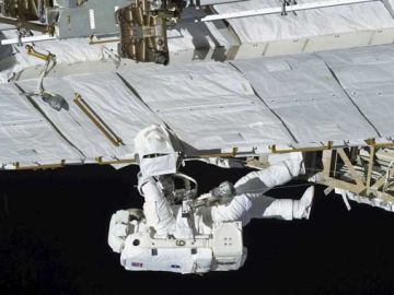 Un astronauta trabaja en la estación espacial internacional