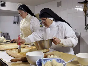 Monjas de clausura cocinando Monjas de clausura cocinando