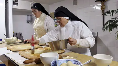 Monjas de clausura cocinando Monjas de clausura cocinando