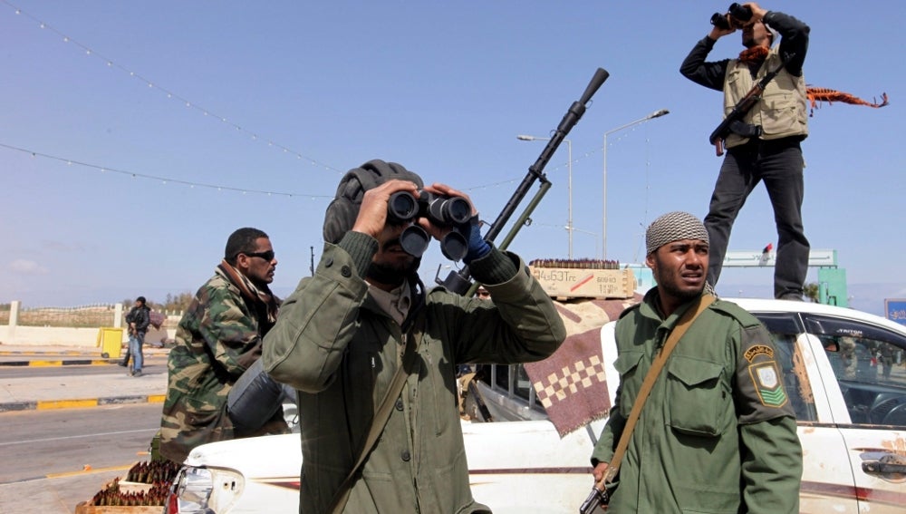 Rebeldes libios defienden su posición mientras son atacados por las fuerzas aéreas libias