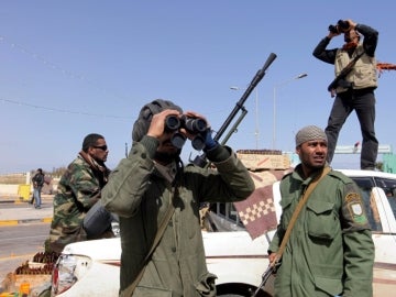 Rebeldes libios defienden su posición mientras son atacados por las fuerzas aéreas libias