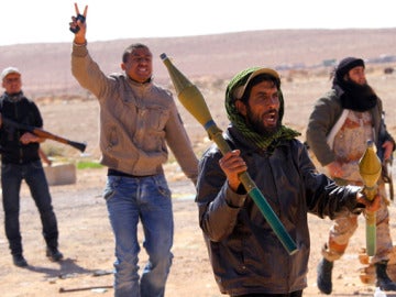 Miembros de las fuerzas rebeldes toman posiciones
