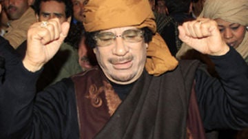 Gadafi hace el gesto de la victoria