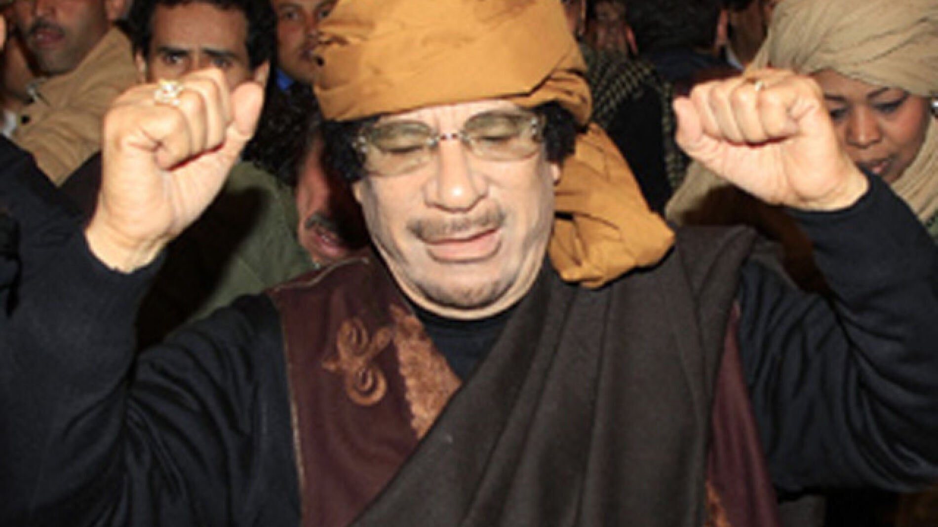 Gadafi hace el gesto de la victoria