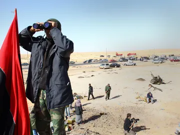 Fuerzas de Gadafi continúan bombandeardo a los rebeldes Fuerzas de Gadafi continúan bombandeardo a los rebeldes
