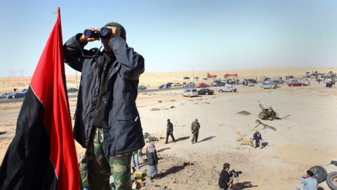 Fuerzas de Gadafi contin&uacute;an bombandeardo a los rebeldes